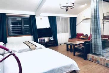 پانسیون Fenghuang Little Bear Family Guest House