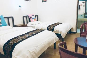 پانسیون Fenghuang Little Bear Family Guest House
