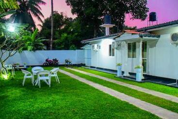 פנסיון Diva Villa Airport Transit