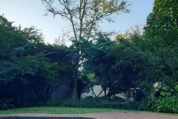 פנסיון Bellevue Manor Guest House