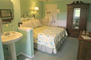 Kangaroo House Bed & Breakfast