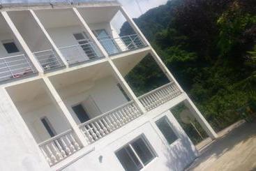 پانسیون Temo S Guest House In Kvariati