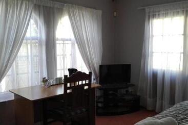 פנסיון Versailles B And B