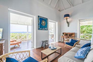 پانسیون Sirena Bay Estate