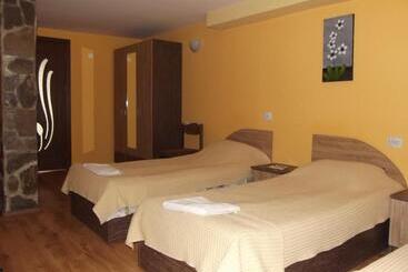 膳宿费 House For Guests And Friends