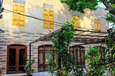 بنسيون Guest House Ruslan Nurata & Tours
