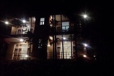 مبيت وإفطار River Edge Bungalow