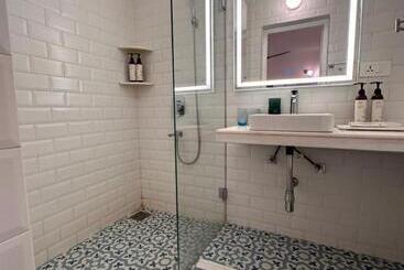 בית מלון כפרי Oceanic   Luxury Boutique