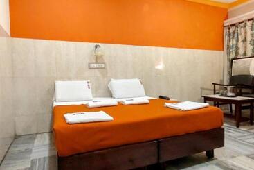 호스텔 Sarovara Deluxe Rooms