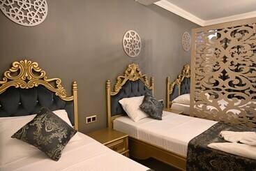 هتل Ethnica Suites