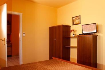 پانسیون White & Quiet Apartment House