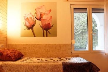 پانسیون White & Quiet Apartment House