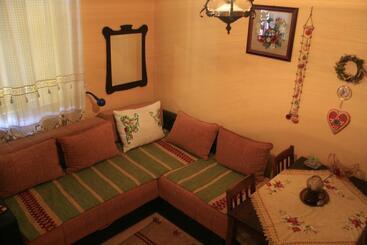 پانسیون Base For Adventurers   Urban Guerrilla