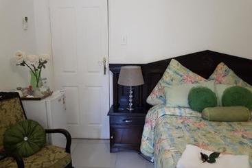 پانسیون Ronique's Guest House