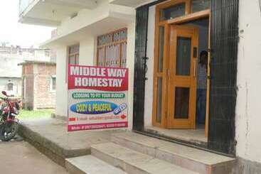 הוסטל Middle Way Home Stay