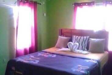 膳宿费 Cheerful 2 Bedroom Home In Falmouth Garden