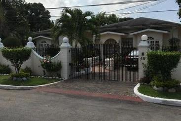 پانسیون Kingston Studio Apartment