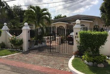 پانسیون Kingston Studio Apartment