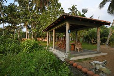 پانسیون Hettimulla River House