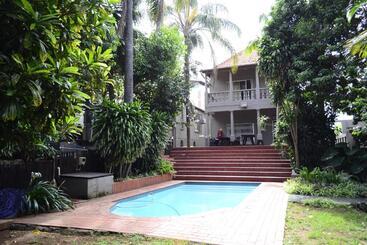 פנסיון Laletsa Lodge