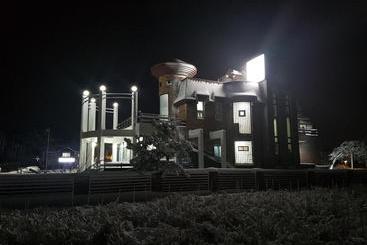 بنسيون Pine Garden Guesthouse