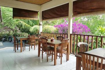 פנסיון Tregge Surf Camp Uluwatu