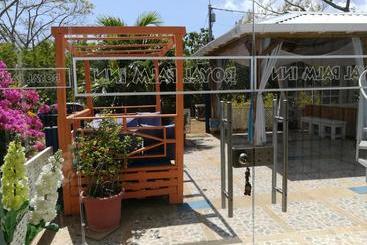 ユースホステル Casa Royal Palm Inn