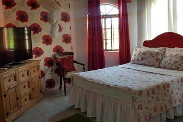 پانسیون Little Savoy Guest House