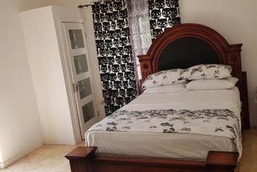 پانسیون Little Savoy Guest House