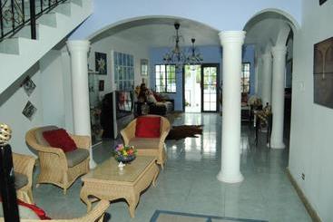 پانسیون Little Savoy Guest House