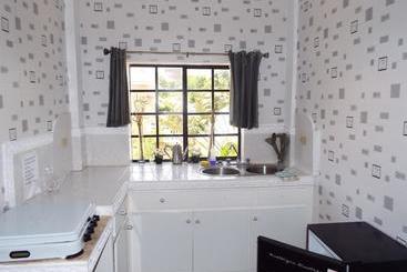 پانسیون Little Savoy Guest House