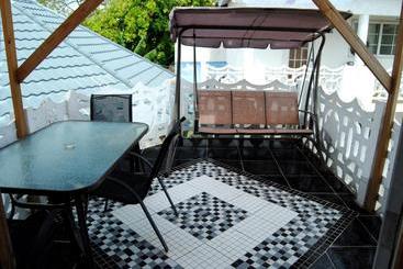 پانسیون Little Savoy Guest House