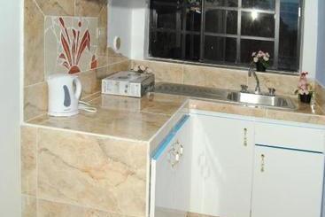 پانسیون Little Savoy Guest House