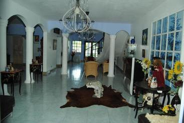پانسیون Little Savoy Guest House