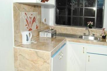 پانسیون Little Savoy Guest House