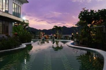 בית מלון כפרי Lakeside Cottages