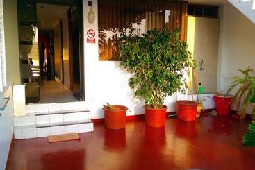 پانسیون Hostal La Rivera