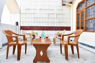 پانسیون Surbhi Guest House