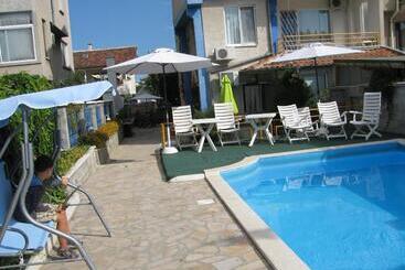 بنسيون Villa Sens