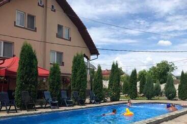 פנסיון Giandra Resort