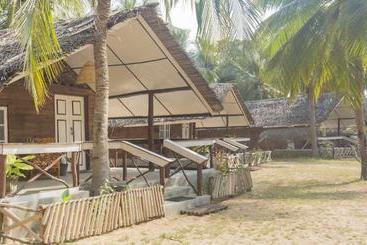 پانسیون Ruuk Village