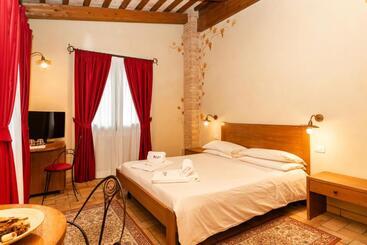 هتل Agriturismo Le Bosche