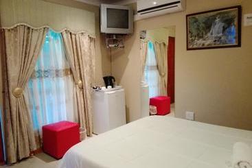 ペンション Rainbow Guest House And Tours