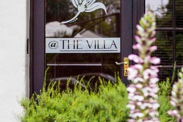 펜션 @the Villa Guest House