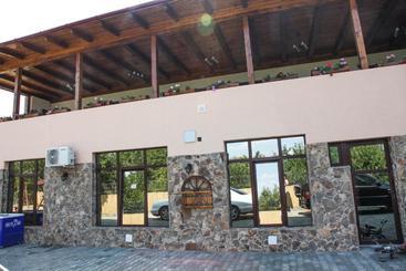 هاستل Hanu Lui Gica Spa
