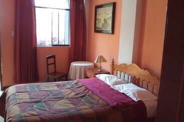 הוסטל Hostal Tres Máscaras