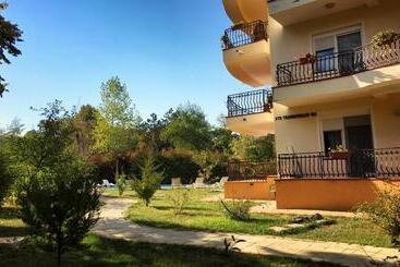 Club Topaz Apartments