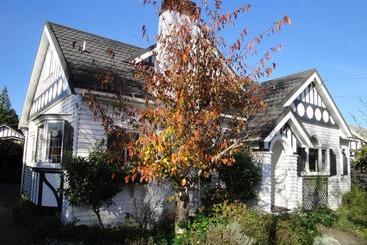 پانسیون English Tudor House