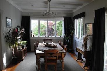 پانسیون English Tudor House