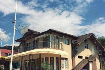 پانسیون Guest House Konak Iris